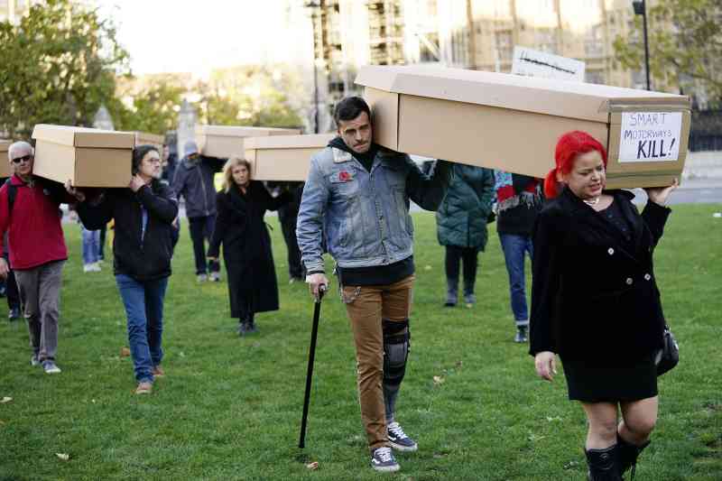 Jack Gallowtree, quien resultó herido en un accidente de autopista en 2021, con Mercer en una protesta en Londres