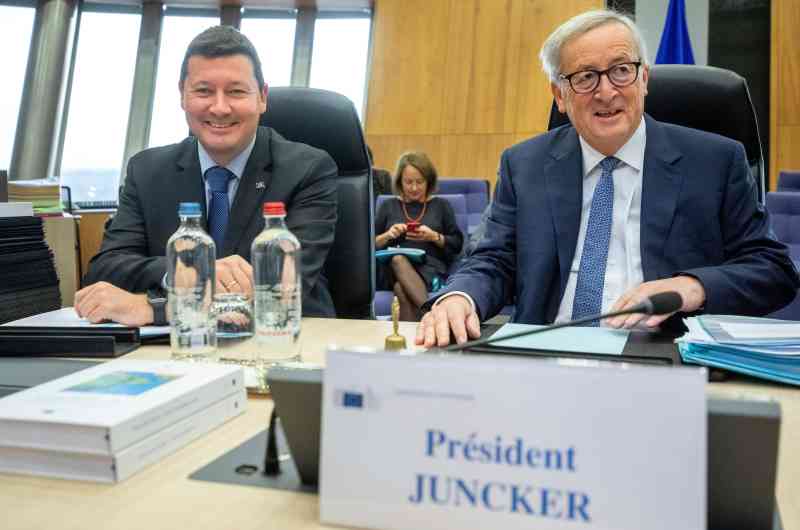 Jean-Claude Juncker, entonces presidente de la Comisión Europea, a la derecha, con el secretario general, Martin Selmayr, en 2018