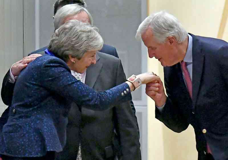 Michel Barner, saludando a Theresa May en Bruselas en 2018, fue anulado por Juncker y Selmayr